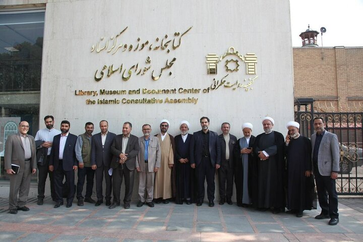 تأکید کمیسیون فرهنگی بر حفظ منابع میراثی و تراثی کشور و خرید و جمع‌آوری نسخ خطی توسط کتابخانه مجلس/ وجود 80 هزار اثر در موضوع ایران‌شناسی در کتابخانه