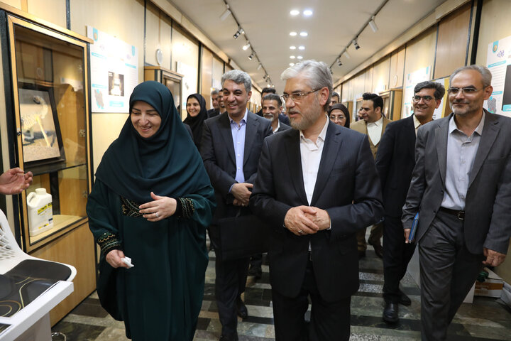 بازدید وزیر علوم و رئیس کمیسیون آموزش از نمایشگاه دستاوردهای پارک های علمی فن آوری در حوزه محیط زیست