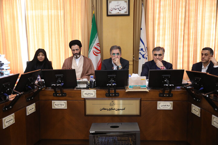 نشست اعضای کمیسیون صنایع با حضور رئیس بانک مرکزی
