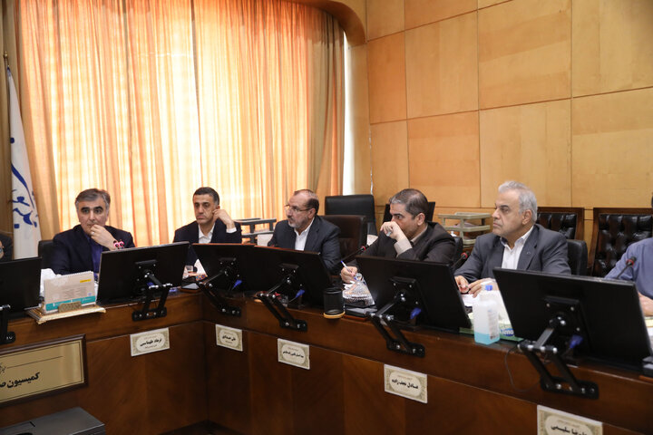 نشست اعضای کمیسیون صنایع با حضور رئیس بانک مرکزی