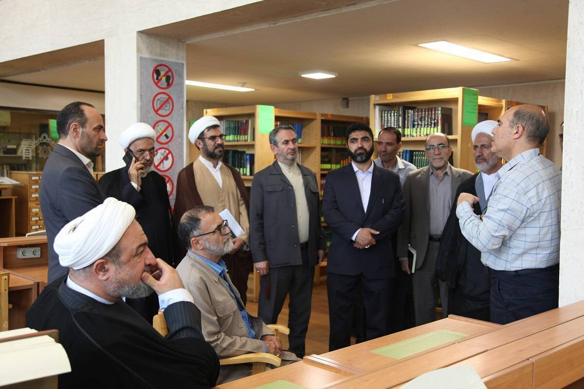 تأکید کمیسیون فرهنگی بر حفظ منابع میراثی و تراثی کشور و خرید و جمعآوری نسخ خطی توسط کتابخانه مجلس/ وجود 80 هزار اثر در موضوع ایرانشناسی در کتابخانه