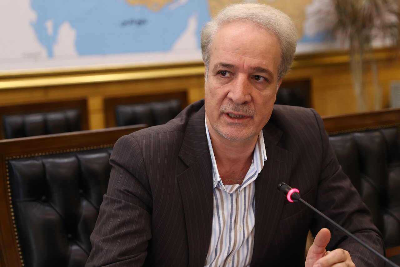 عسگری: وفور کالاهای اساسی در کشور و تولید و توزیع با همکاری دولت و مردم/ معاونان وزارت کشاورزی: ذخایر آرد و تولید گوشت و مرغ بیش از نیاز روز کشور است