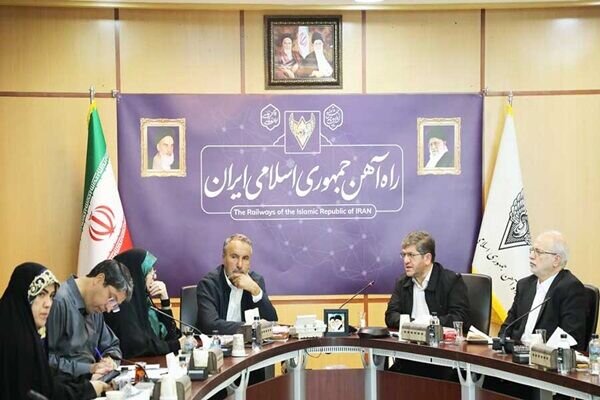 مصرف ۴ تا ۷ برابری سوخت در حمل جاده ای نسبت به راه آهن/ ضرورت وجود فرماندهی واحد در بنادر کشور