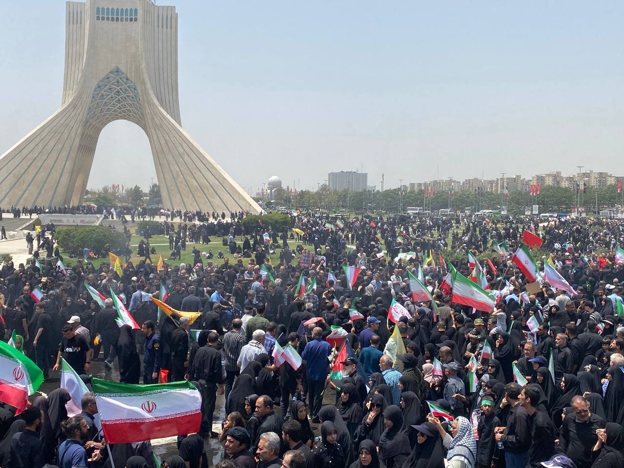 مراسم تشییع پیکر شهدای اقتدار ایران/ حضور سران قوا در بدرقه سرداران و دانشمندان شهید