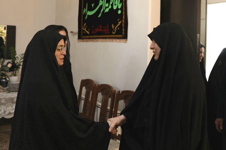 دیدار زینب قیصری با خانواده شهید الهه سادات میرشفیعیان