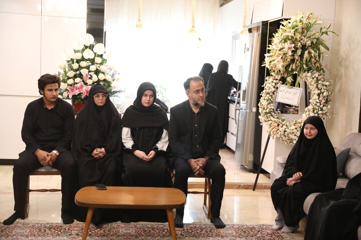 دیدار زینب قیصری با خانواده شهید الهه سادات میرشفیعیان