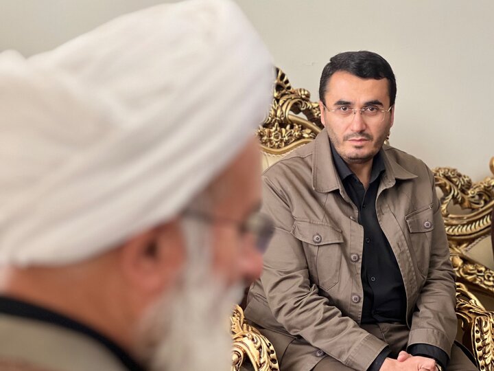 دیدار متفکر آزاد با خانواده معظم شهدای اقتدار