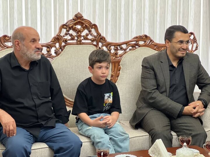 دیدار متفکر آزاد با خانواده معظم شهدای اقتدار