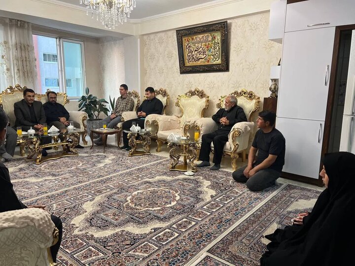دیدار متفکر آزاد با خانواده معظم شهدای اقتدار