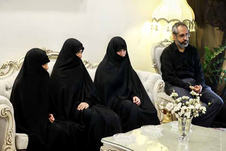 حضور دکتر قالیباف در منزل شهیدان طهرانچی، شادمانی و حاجی‌زاده
