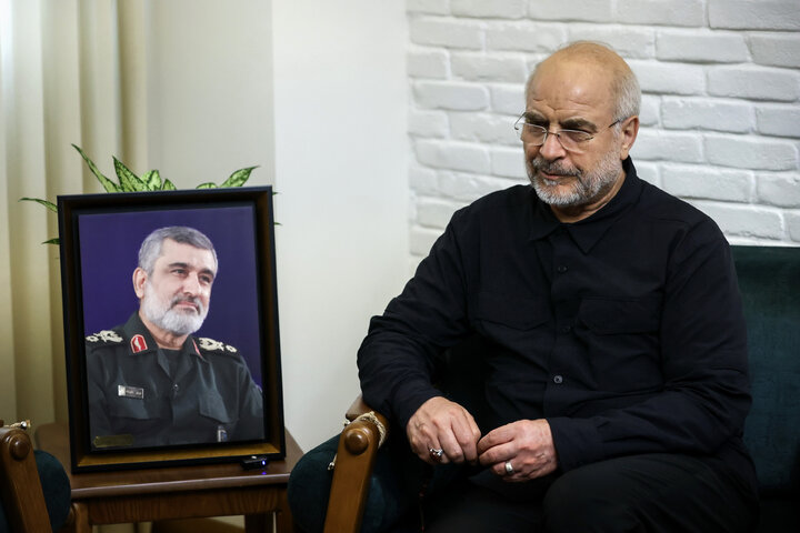 حضور دکتر قالیباف در منزل شهیدان طهرانچی، شادمانی و حاجی‌زاده