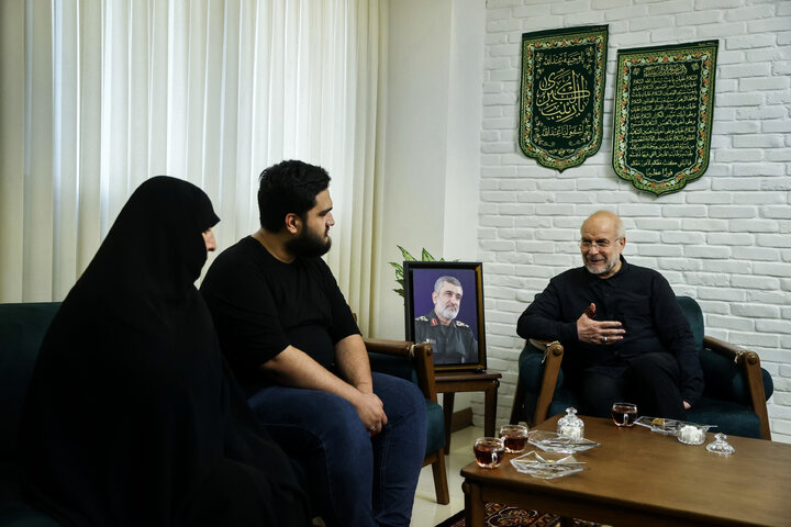 حضور دکتر قالیباف در منزل شهیدان طهرانچی، شادمانی و حاجی‌زاده