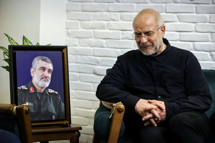 حضور دکتر قالیباف در منزل شهیدان طهرانچی، شادمانی و حاجی‌زاده