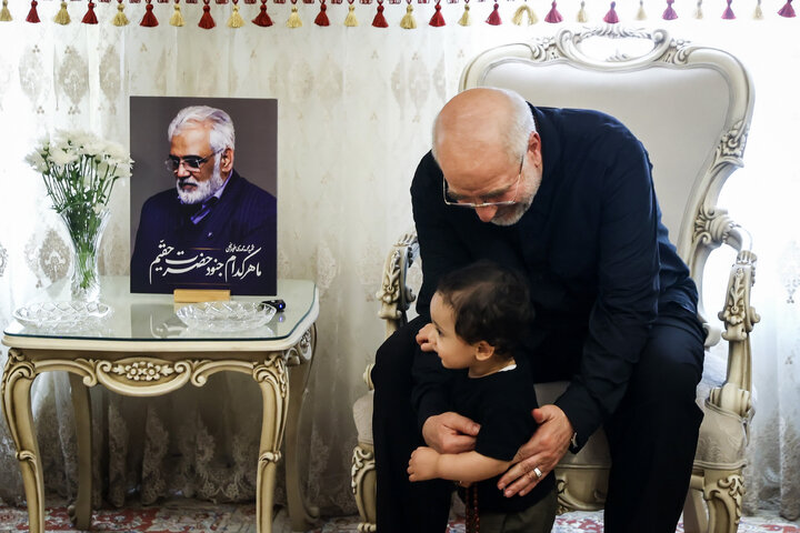 حضور دکتر قالیباف در منزل شهیدان طهرانچی، شادمانی و حاجی‌زاده