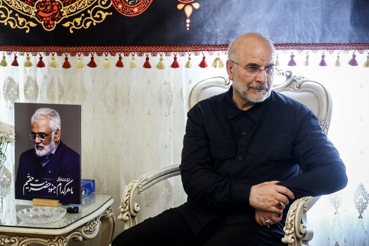حضور دکتر قالیباف در منزل شهیدان طهرانچی، شادمانی و حاجی‌زاده