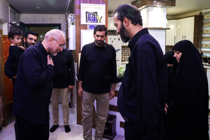 حضور دکتر قالیباف در منزل شهیدان طهرانچی، شادمانی و حاجی‌زاده
