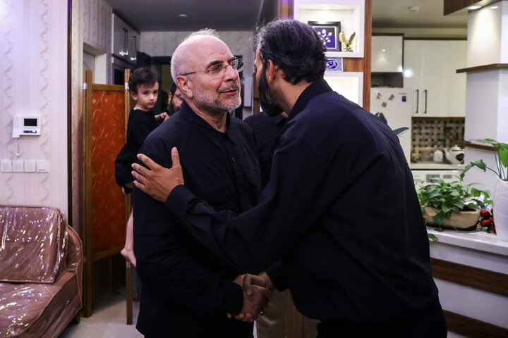 حضور دکتر قالیباف در منزل شهیدان طهرانچی، شادمانی و حاجی‌زاده