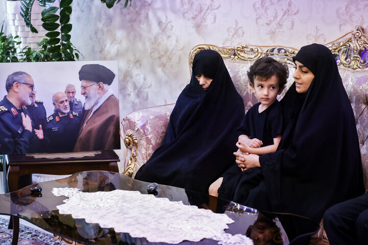 حضور دکتر قالیباف در منزل شهیدان طهرانچی، شادمانی و حاجی‌زاده