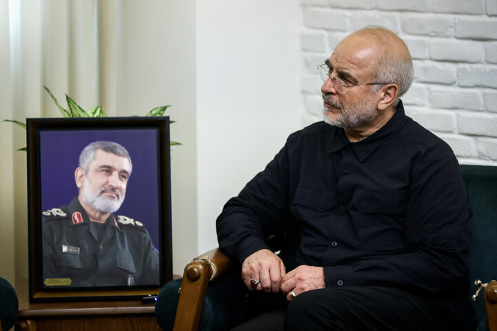 حضور دکتر قالیباف در منزل شهیدان طهرانچی، شادمانی و حاجی‌زاده