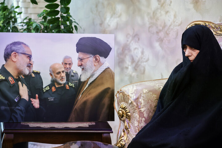 حضور دکتر قالیباف در منزل شهیدان طهرانچی، شادمانی و حاجی‌زاده