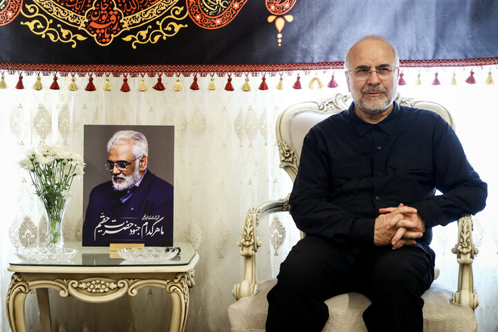 حضور دکتر قالیباف در منزل شهیدان طهرانچی، شادمانی و حاجی‌زاده