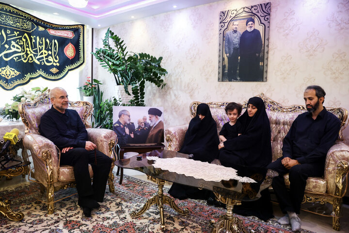 حضور دکتر قالیباف در منزل شهیدان طهرانچی، شادمانی و حاجی‌زاده