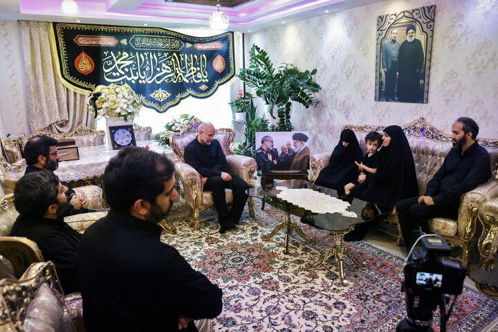 حضور دکتر قالیباف در منزل شهیدان طهرانچی، شادمانی و حاجی‌زاده