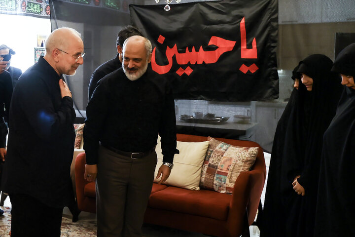 حضور دکتر قالیباف در منزل شهیدان طهرانچی، شادمانی و حاجی‌زاده