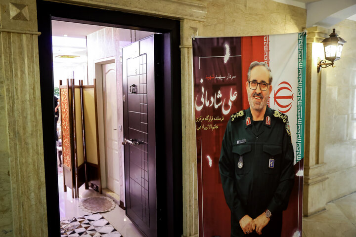 حضور دکتر قالیباف در منزل شهیدان طهرانچی، شادمانی و حاجی‌زاده