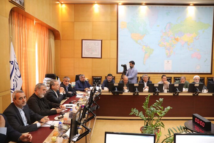 نشست کمیسیون امنیت ملی با حضور وزیر امور خارجه و رئیس سازمان انرژی اتمی