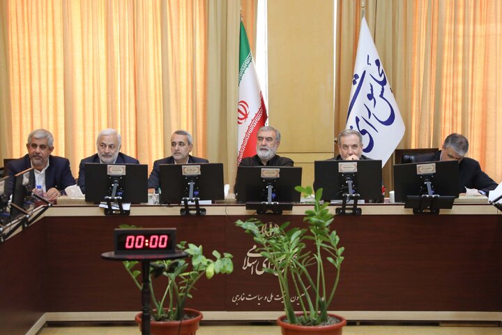 نشست کمیسیون امنیت ملی با حضور وزیر امور خارجه و رئیس سازمان انرژی اتمی
