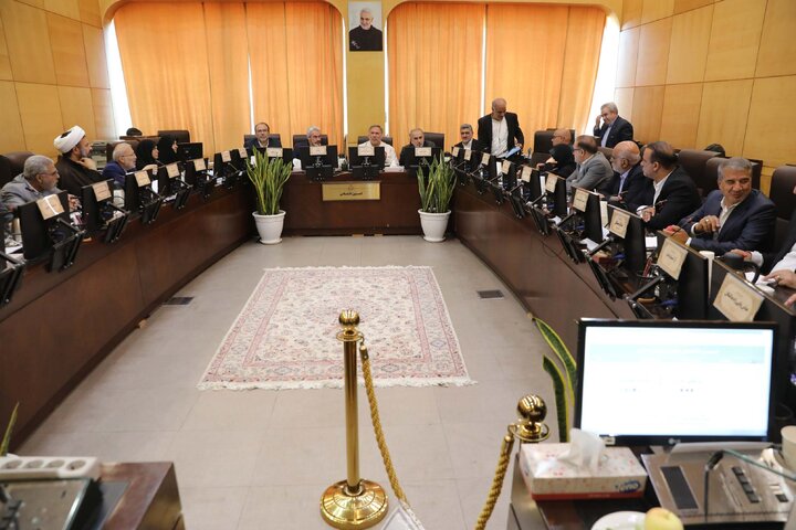 نشست کمیسیون اقتصادی با حضور وزیر اقتصاد