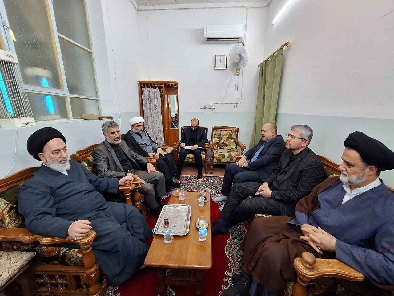 دیدار هیات پارلمانی ایران با امام جمعه نجف اشرف/ قبانچی: نقش مرجعیت و ولایت فقیه در جنگ اخیر مشهود بود