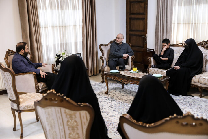 حضور دکتر قالیباف در منزل سرلشکر شهید غلامرضا محرابی