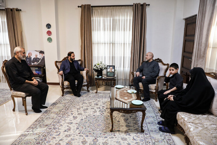 حضور دکتر قالیباف در منزل سرلشکر شهید غلامرضا محرابی