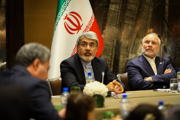 نشست صمیمی با ایرانیان خارج از کشور