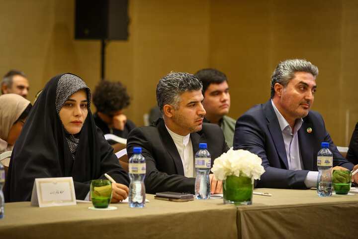 نشست صمیمی با ایرانیان خارج از کشور