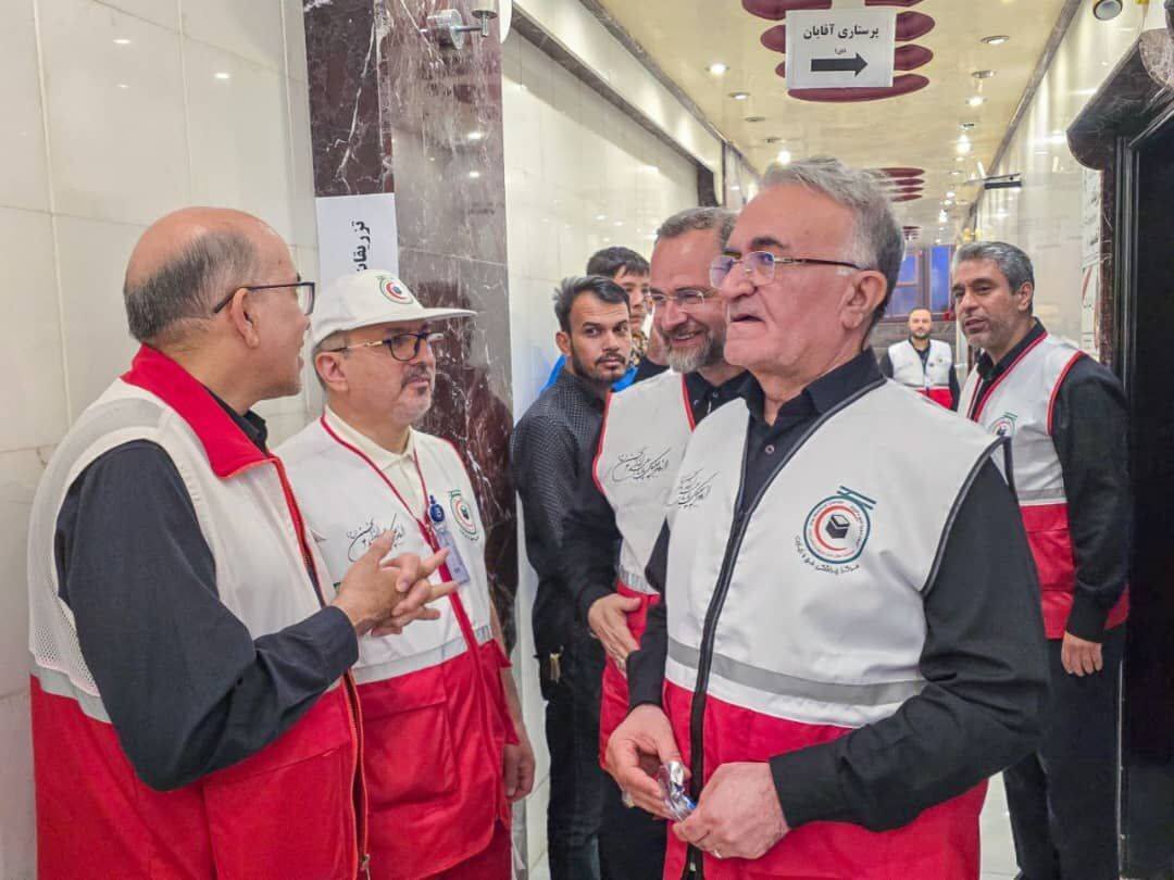 بازدید نظارتی جمعی از اعضای کمیسیون بهداشت مجلس از روند خدمات رسانی درمانگاههای هلال احمر به زائران در نجف اشرف