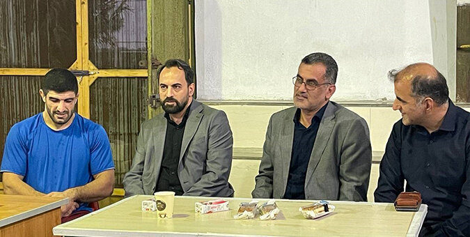 دیدار کشوری با جهان پهلوان کامران قاسم‌پور در شهرستان جویبار/ تأکید بر تجهیز چند دستگاه بدنسازی برای باشگاه کشتی شهرستان