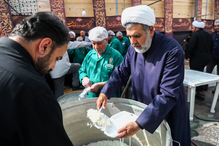 حضور اعضای کمیسیون اصل ۹۰ و فراکسیون قرآن و زیارت مجلس در موکب کفشداران امام رضا(ع) در مشهد مقدس