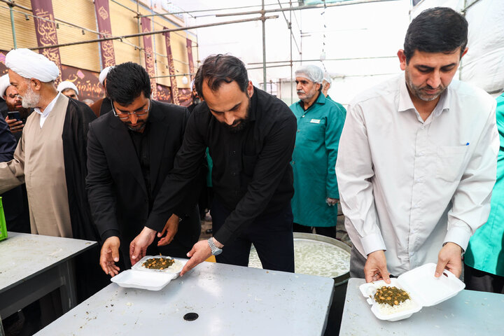 حضور اعضای کمیسیون اصل ۹۰ و فراکسیون قرآن و زیارت مجلس در موکب کفشداران امام رضا(ع) در مشهد مقدس