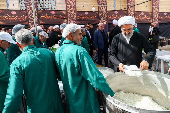 حضور اعضای کمیسیون اصل ۹۰ و فراکسیون قرآن و زیارت مجلس در موکب کفشداران امام رضا(ع) در مشهد مقدس