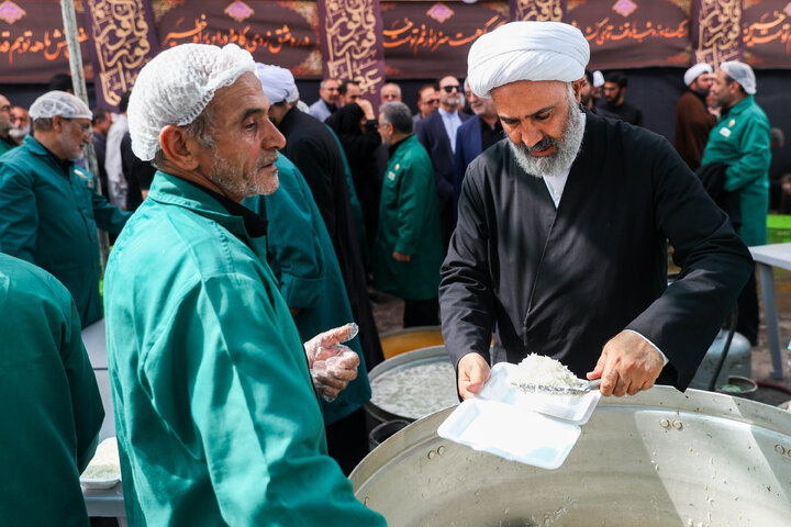 حضور اعضای کمیسیون اصل ۹۰ و فراکسیون قرآن و زیارت مجلس در موکب کفشداران امام رضا(ع) در مشهد مقدس