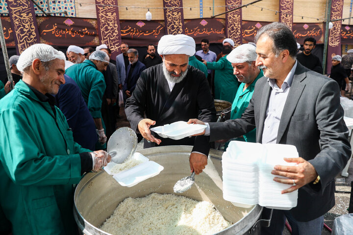 حضور اعضای کمیسیون اصل ۹۰ و فراکسیون قرآن و زیارت مجلس در موکب کفشداران امام رضا(ع) در مشهد مقدس