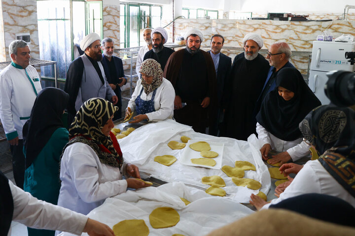 بازدید اعضای کمیسیون اصل ۹۰ و فراکسیون قرآن و زیارت مجلس از مواکب خدمت‌رسان به زائران حرم رضوی
