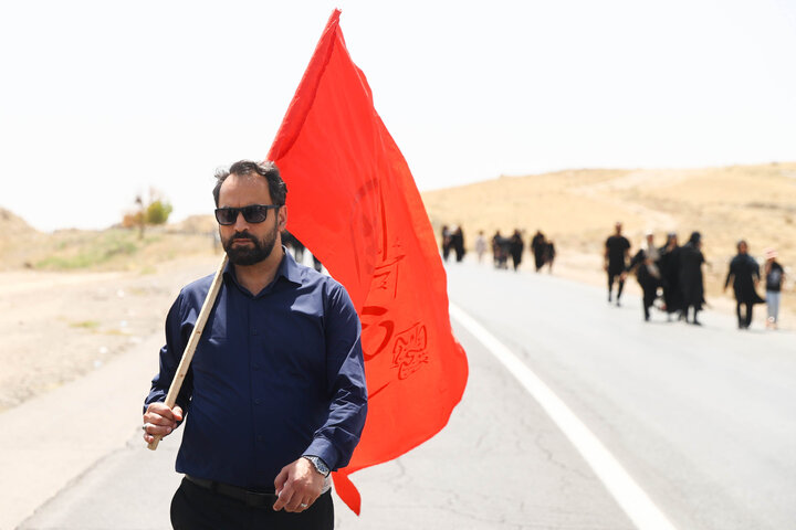 حضور اعضای کمیسیون اصل ۹۰ و فراکسیون قرآن و زیارت مجلس در مسیر پیاده‌روی زائران حرم رضوی