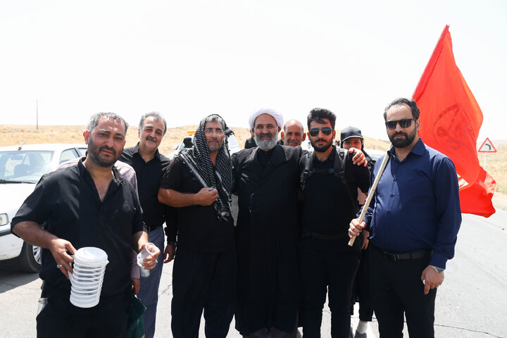 حضور اعضای کمیسیون اصل ۹۰ و فراکسیون قرآن و زیارت مجلس در مسیر پیاده‌روی زائران حرم رضوی