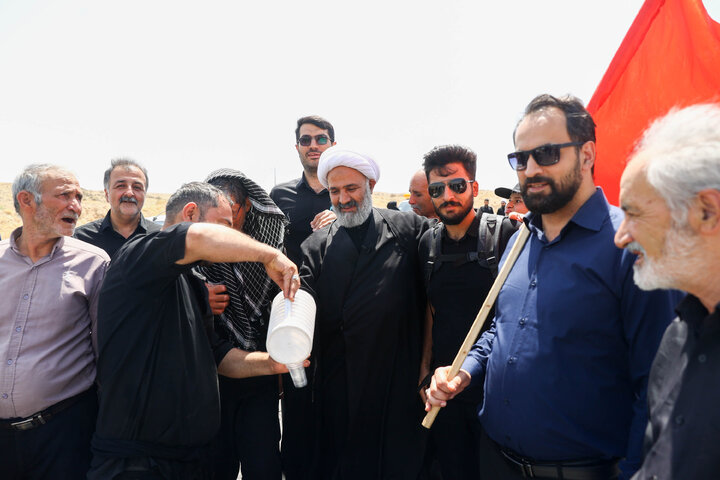 حضور اعضای کمیسیون اصل ۹۰ و فراکسیون قرآن و زیارت مجلس در مسیر پیاده‌روی زائران حرم رضوی