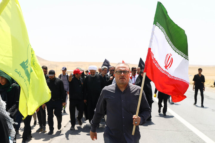 حضور اعضای کمیسیون اصل ۹۰ و فراکسیون قرآن و زیارت مجلس در مسیر پیاده‌روی زائران حرم رضوی