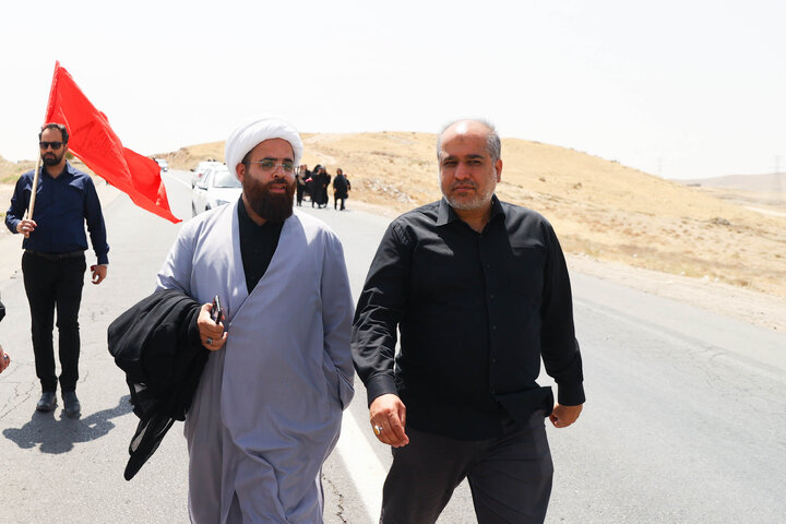 حضور اعضای کمیسیون اصل ۹۰ و فراکسیون قرآن و زیارت مجلس در مسیر پیاده‌روی زائران حرم رضوی